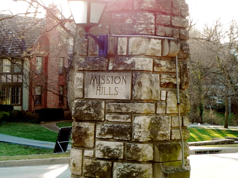 Mission Hills entrance marker in Mission Hills, Kansas